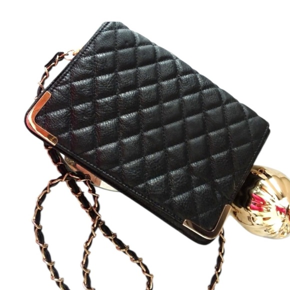 Charlotte Russe Black Quilt Pebbled Faux Leather Bag Gold Detachable Chain Strap - Picture 6 of 11